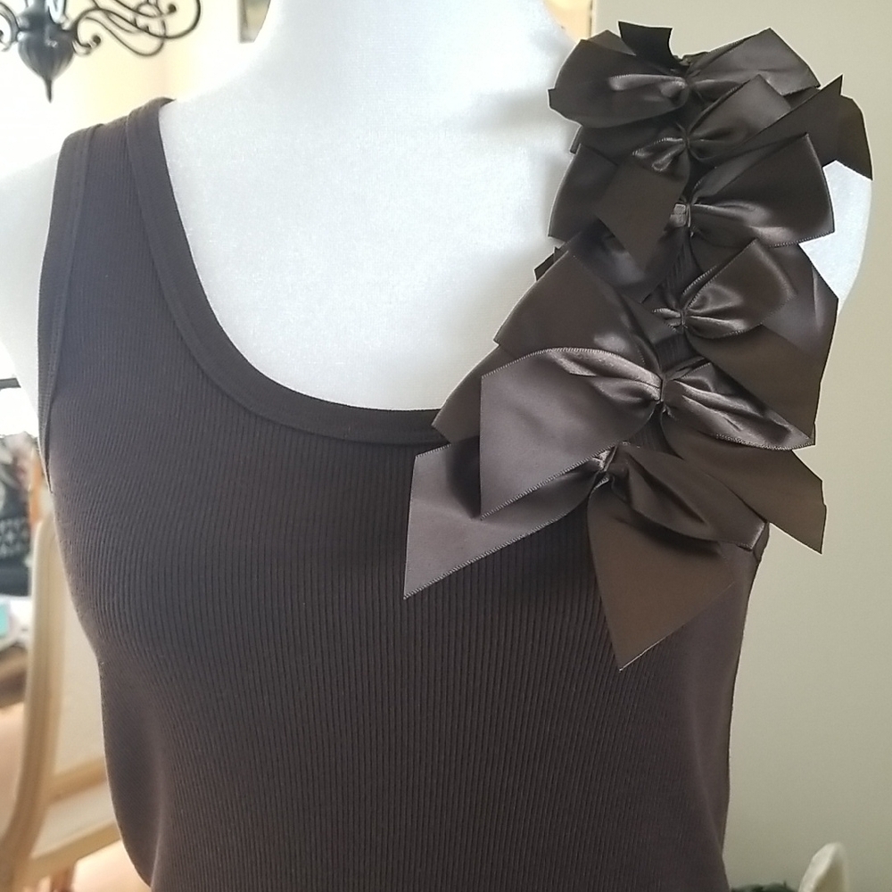 Chic Sleeveless Top with Bow Details - Picture 2 of 5